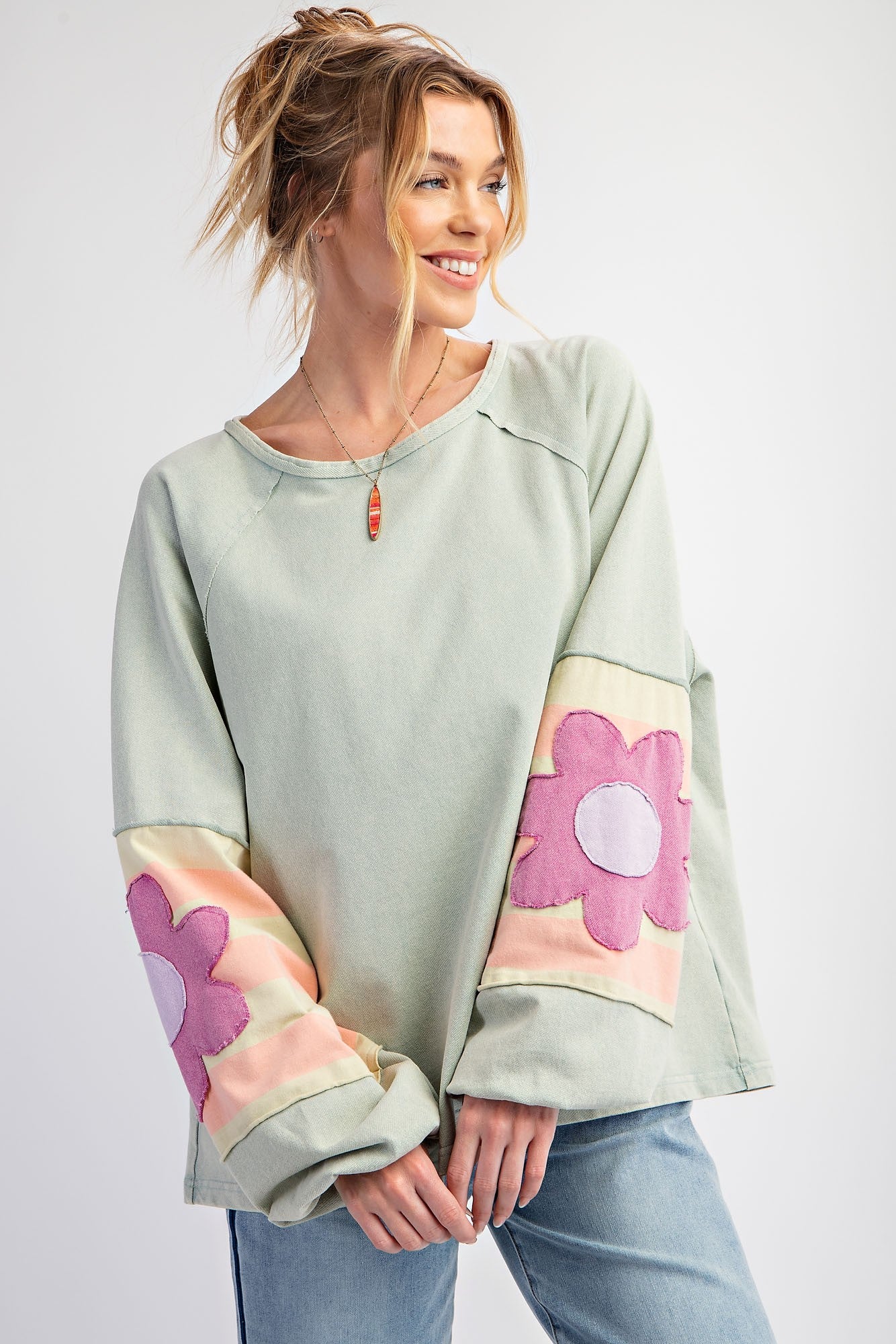 FLOWER PATCH TERRY KNIT WASHED PULLOVER