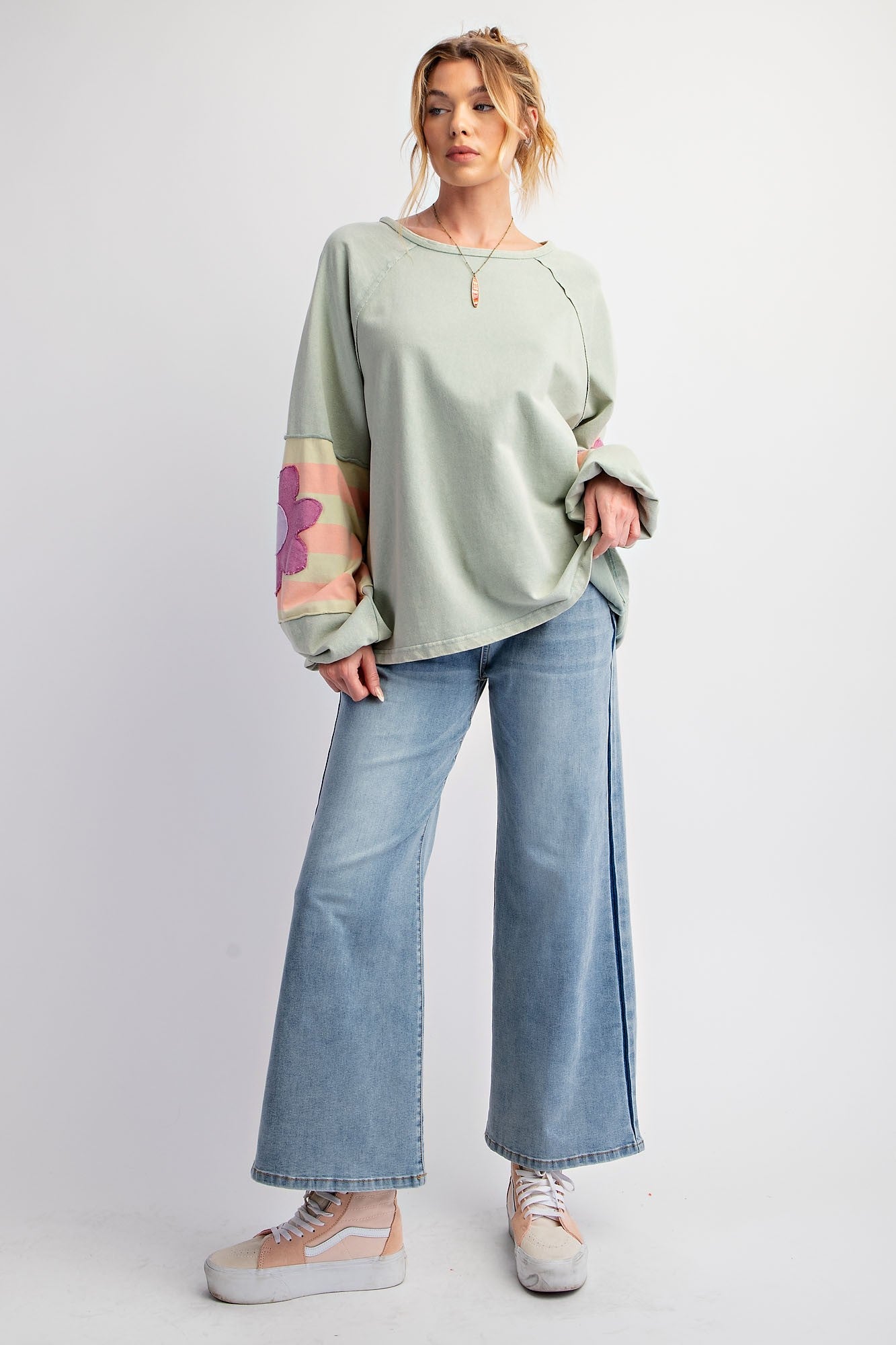 FLOWER PATCH TERRY KNIT WASHED PULLOVER