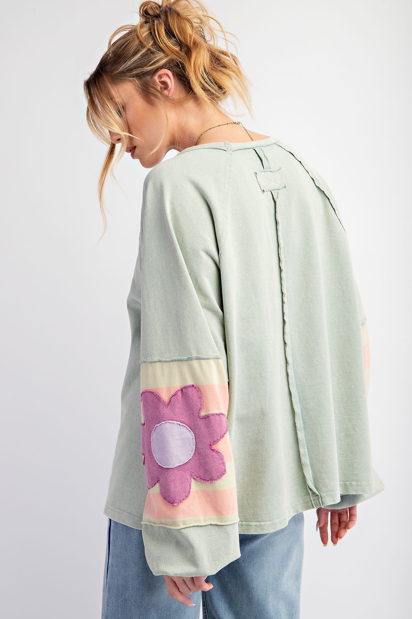 FLOWER PATCH TERRY KNIT WASHED PULLOVER