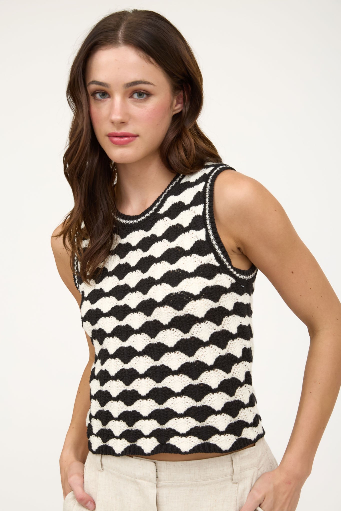Scallop Sleeveless Sweater Vest
