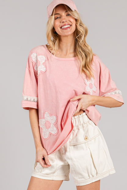 OVERSIZED EYELET FLORAL APPLIQUE TEE