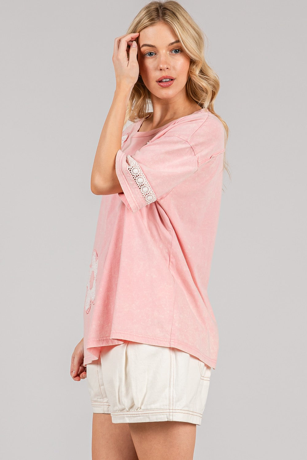 OVERSIZED EYELET FLORAL APPLIQUE TEE