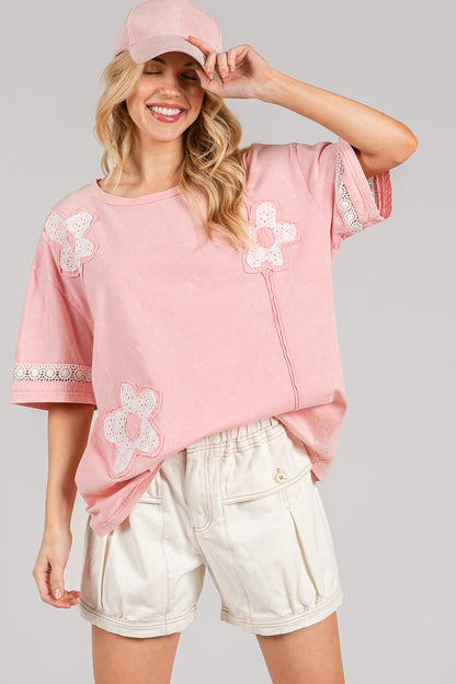OVERSIZED EYELET FLORAL APPLIQUE TEE